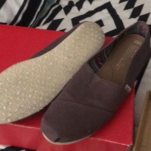 Toms slip on